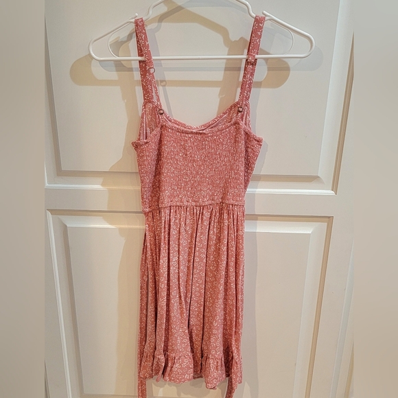 Hollister Dresses & Skirts - Peach & White Hollister Dress w/ Adjustable Straps. Size Medium.